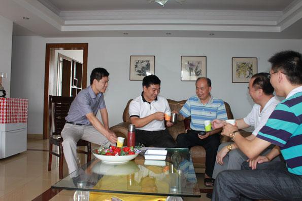 上图为,泉港区(福州)商会代表以茶代酒祝福陈荣春老先生上图为,朱亚衍